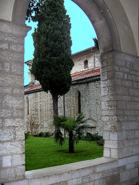 451px-Pula022