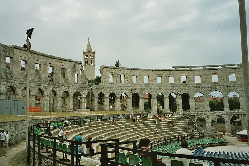 800px-Pula Amphitheater