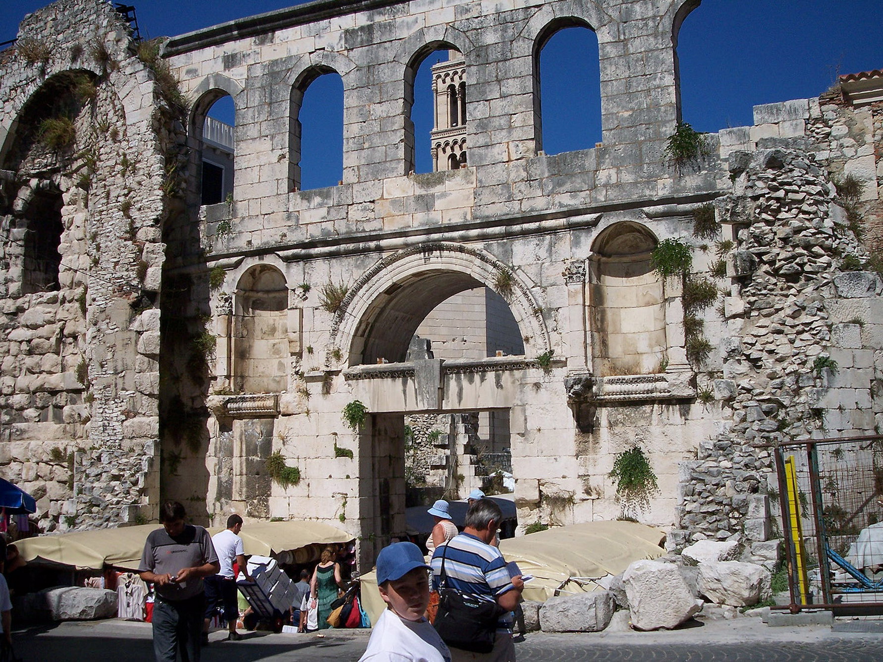 Split-Roman walls