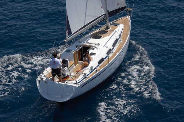 Charteryacht Bavaria 31 Cruiser hinten