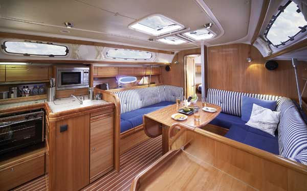 Charteryacht Bavaria 38 Cruiser Salon