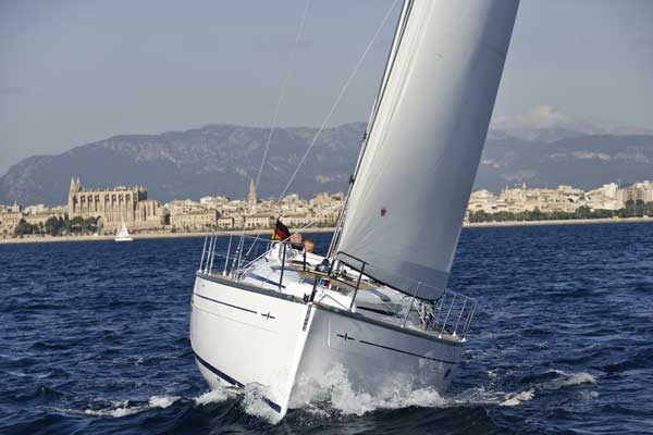 Charteryacht Bavaria 38 Cruiser vorne
