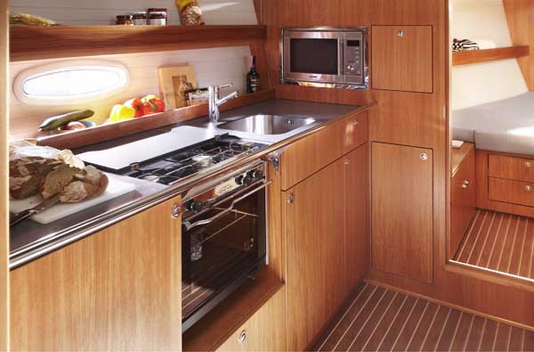 Charteryacht Bavaria 43 Cruiser Pantry