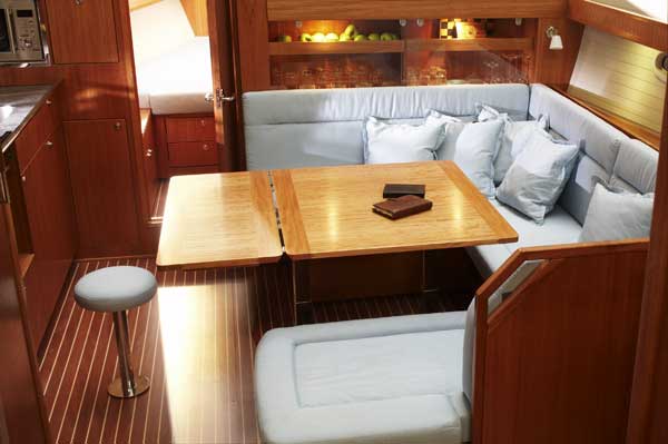 Charteryacht Bavaria 43 Cruiser Salon