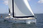 Charteryacht Bavaria 43 Cruiser Steuerboard vorne
