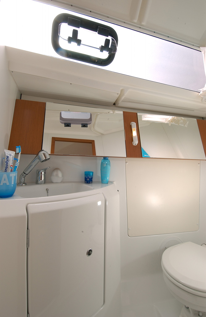 Beneteau Oceanis 34.toilette.2