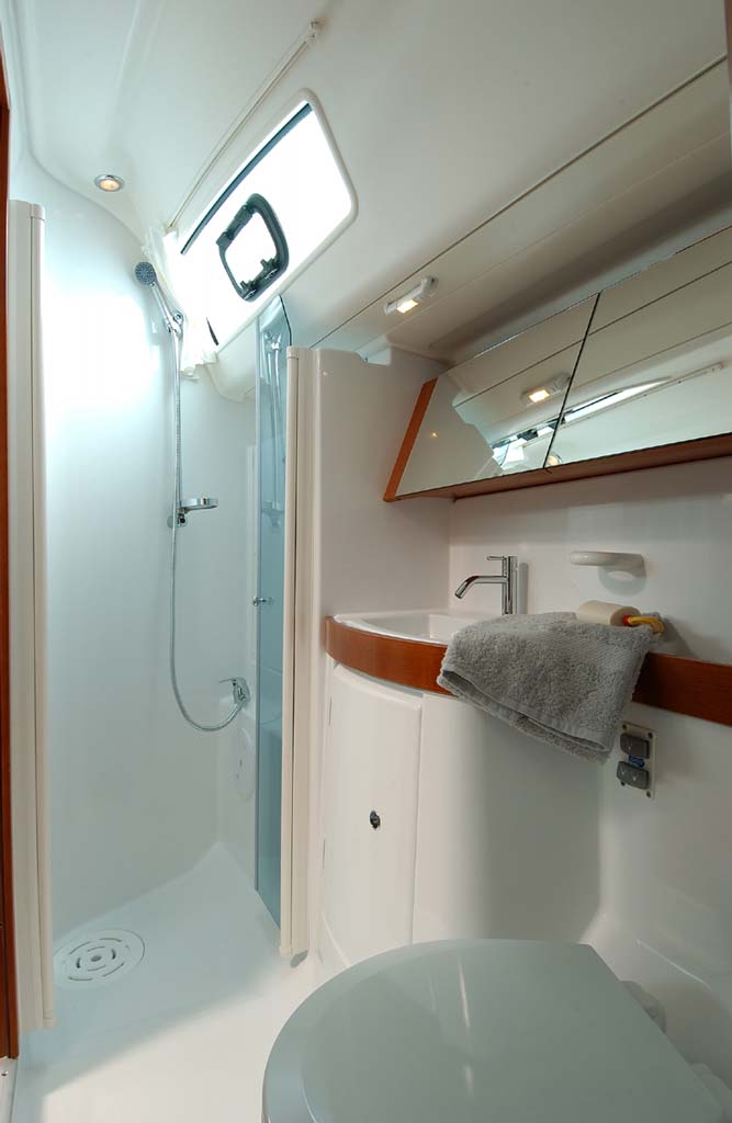 Charter Segel yacht Beneteau Oceanis 43 16
