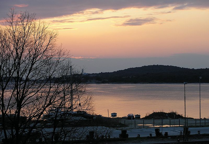 800px-Sunset above pula harbour