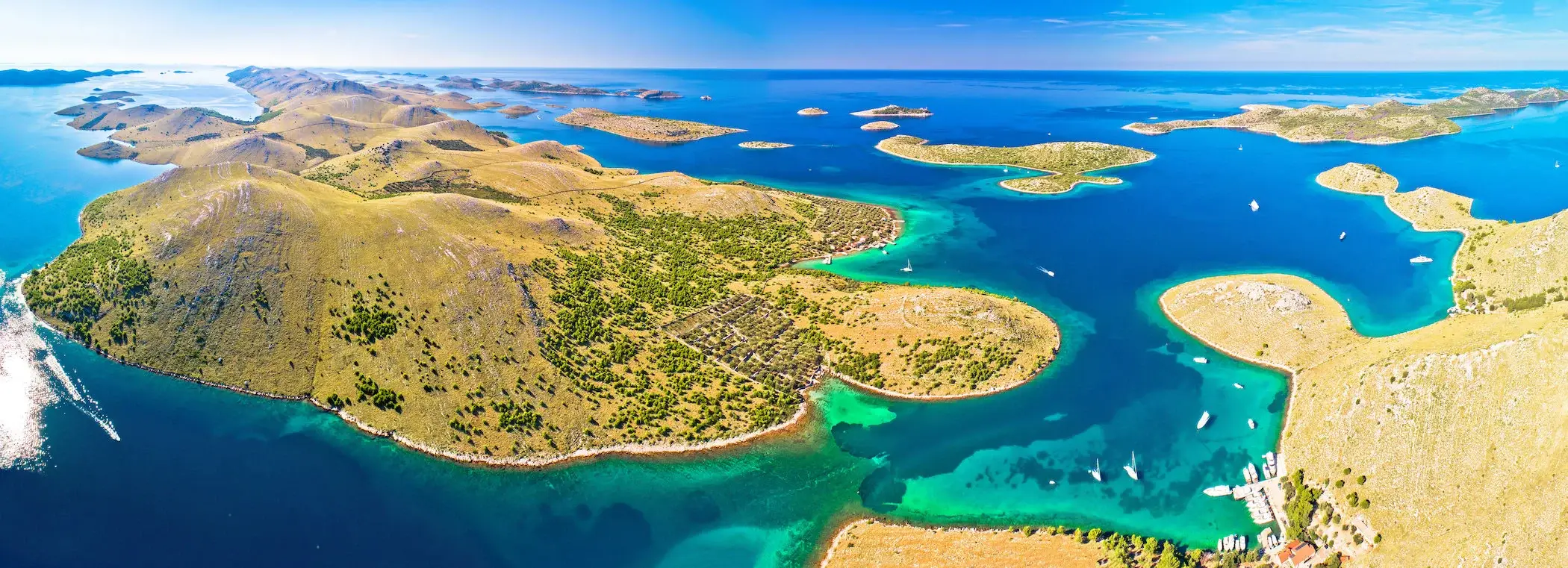 Luftaufnahme der Kornaten mit Segelyachten in türkisfarbenen Buchten