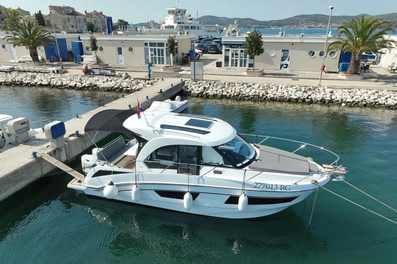 Antares 9 OB-Motorboot Freeya in Kroatien